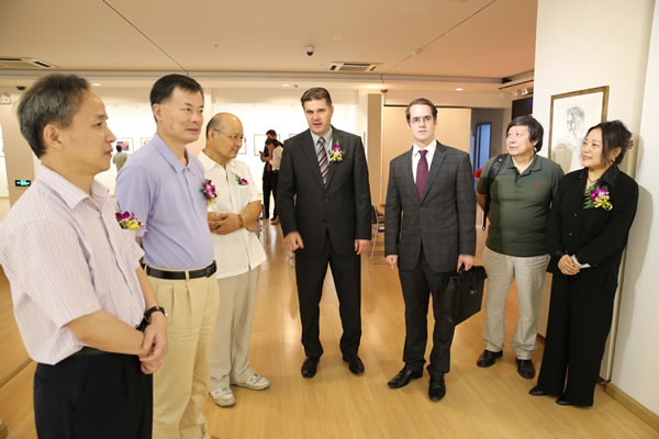 匈牙利科瓦奇·加博尔艺术基金会董事会主席Peter Fertoszogi为观展嘉宾介绍艺术作品.jpg